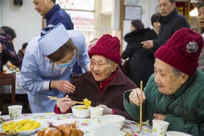 特殊家人陪过小年，社区老人空巢不空心